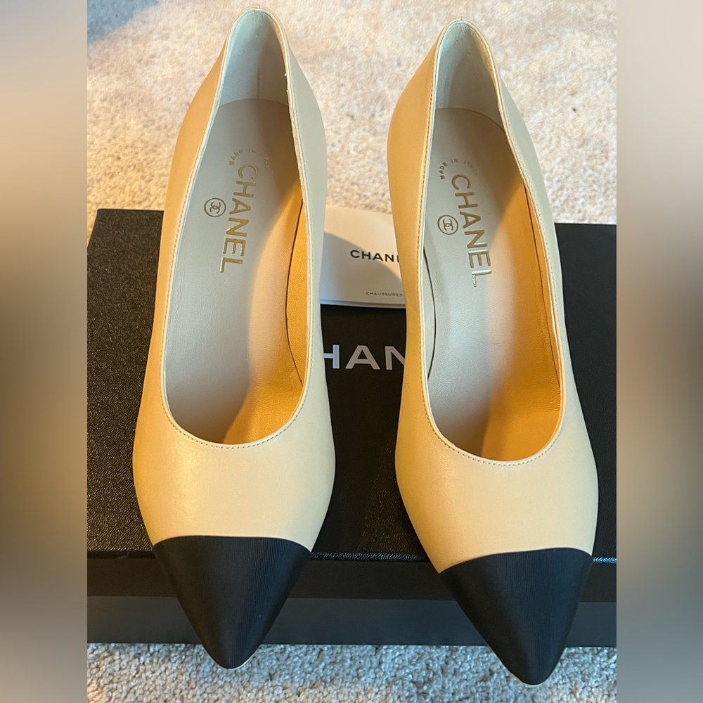 CHANEL Cream and Black Two Toned Pearl Heels 9